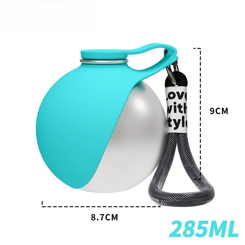 Teal Trailsip bottle closed, with 8.7 cm width and 9 cm height measurements and 285 ml capacity